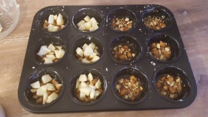 Äpfel und Mandel darüber streuen