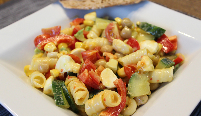 Leckerer Nudelsalat mit Fladenbrot (vegetarisch)