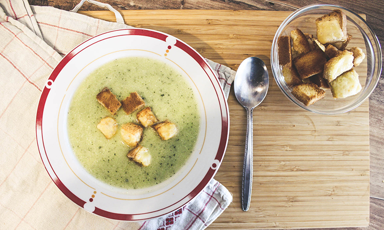 Zucchinicremesuppe mit Käsecroutons