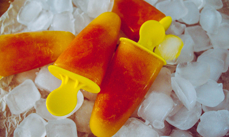 Fruchtige Mango-Papaya Popsicles