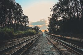 Mit diesen Tipps überstehst du mühsame Zugfahrten