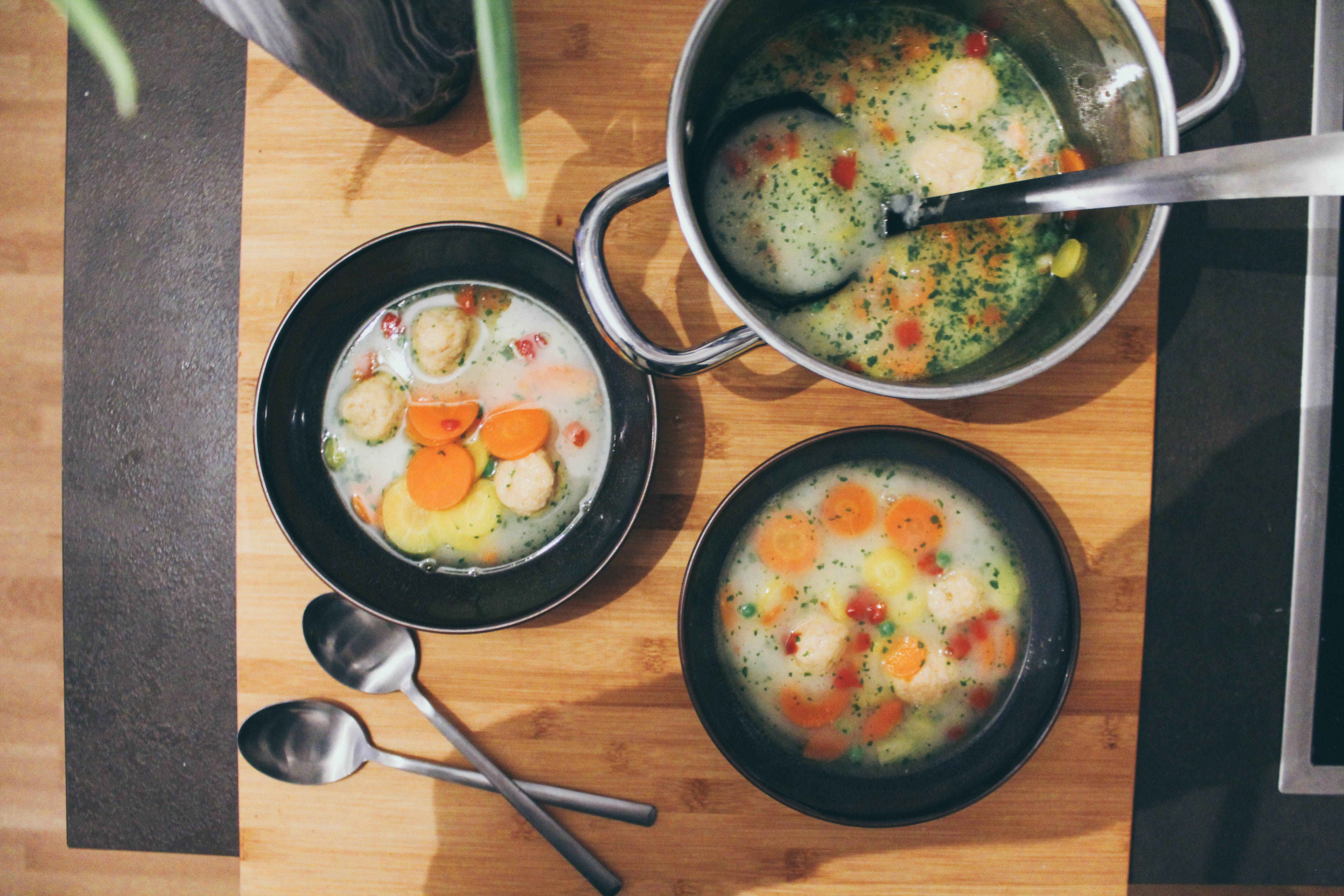 Gemüsesuppe mit Bröselknödel